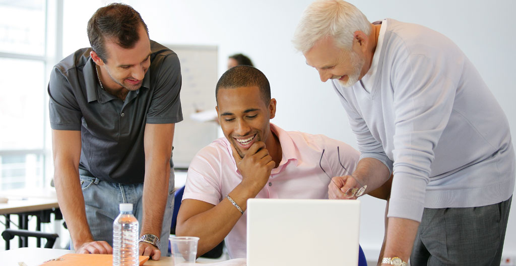 Deux professionnels en situation de formation par mise en pratique dans un espace de travail lumineux.