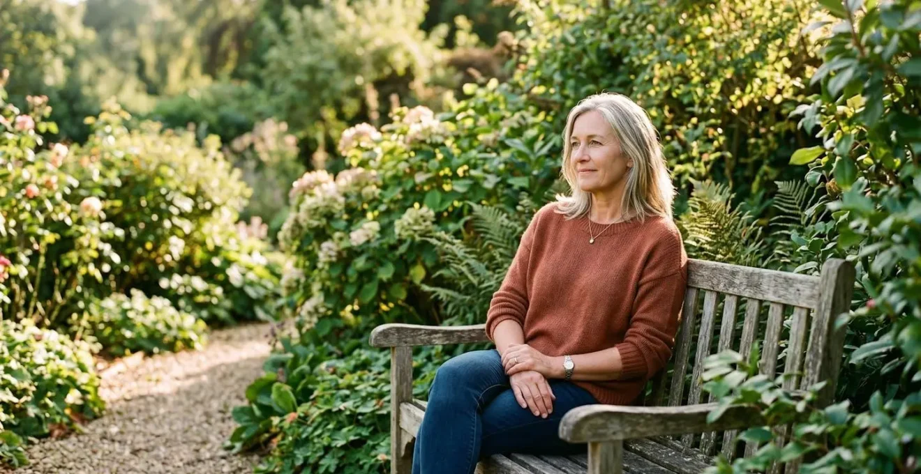 Une femme d'une cinquantaine d'années assise dans un jardin ensoleillé, regard pensif, expression sereine, environnement naturel et calme