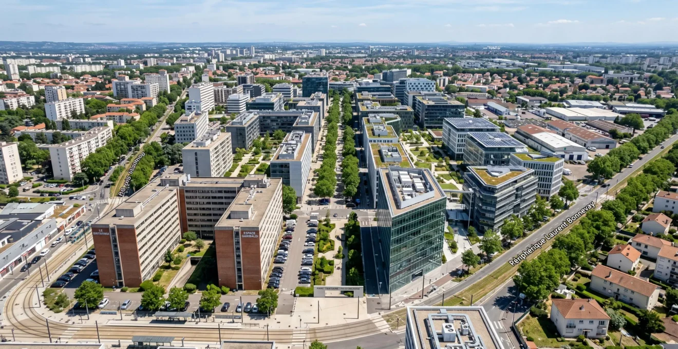 Vue aérienne d'un ensemble immobilier tertiaire en France, montrant des immeubles de bureaux de différentes époques de construction